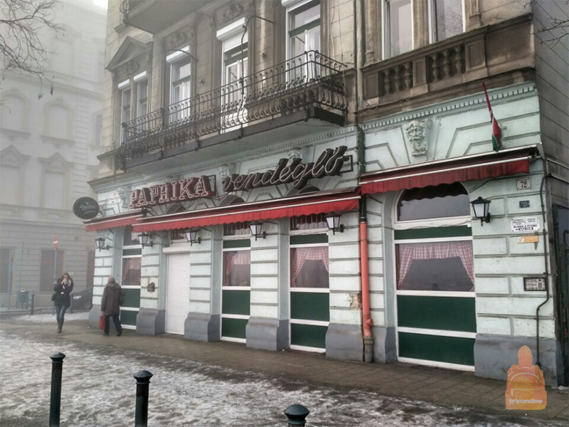 Так выглядит вход в ресторан Паприка в Будапеште
