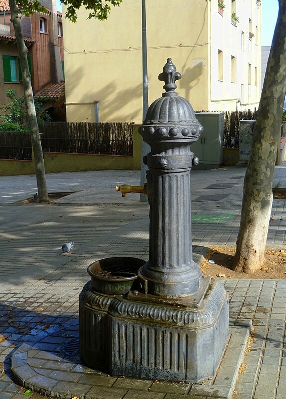 Водопроводная колонка в Барселоне, Испания(Tap column in Barcelona, Spain)