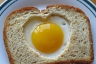 Яичница в хлебе "Сердечко"