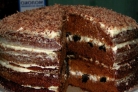 Шоколадный торт с черносливом и орехами