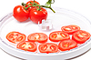 Спелый помидор на продукты питания лоток осушитель | Фото