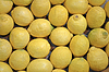 Свежего лимонного желтого кучи в контейнерах, продукты питания | Фото