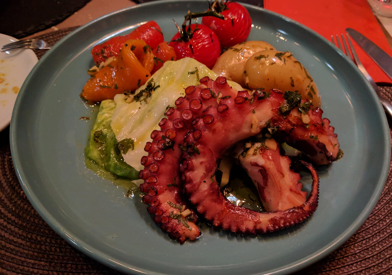 Блюдо из осьминога в ресторане Au Cor de Chasse