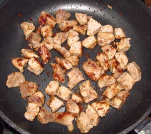 Небольшие кусочки мяса обжариваются на сковороде до золотистого цвета