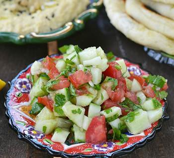 Салат из помидоров огурцов и зелени с хумусом