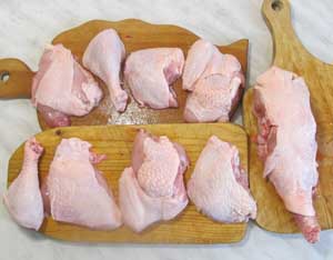Охлажденная курица разрезанная на 9 равных частей перед дальнейшей кулинарной обработкой