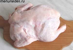 Тушка охлажденной курицы весом не менее двух килограмм перед приготовлением