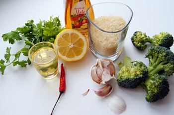 Ингредиенты для приготовления капусты брокколи с рисом