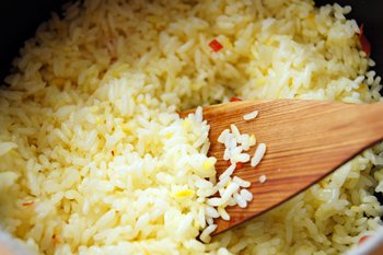 Вареный рис с куркумой подсушивается