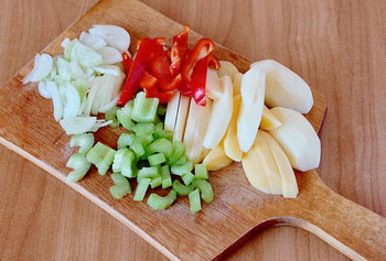 Картофель и перец нарезать сельдерей порубить лук нашинковать полукольцами