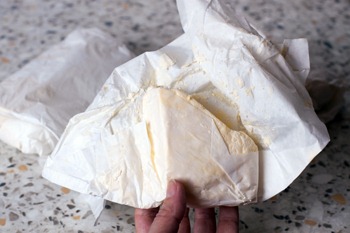 Maslo-produkty v holodil'nike