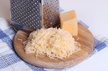 Tverdyj syr-produkty v holodil'nike