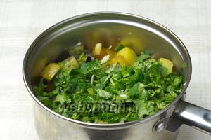 Жаренные овощи перегрузите в глубокую кастрюлю и добавьте к ним чеснок и зелень. Перемешайте и накройте крышкой.