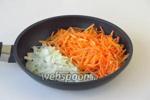 Лук и морковь выложить на сковороду с разогретым маслом.