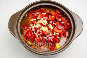 Выложить в кастрюлю перец и чеснок. Нарезать (по вкусу) очищенный и промытый под холодной водой острый перец (1 штучку). При необходимости добавить соли в гуляш, попробуйте обязательно по вкусу, нужна соль или нет.