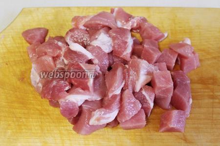 Мясо нарезать кусочками «на один укус».