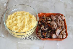 Все готово для составления блюда. Драная картошка с луком, а также жареные грибы с луком и свинина.