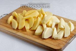 Картофель очистить и нарезать крупной соломкой или ломтиками.