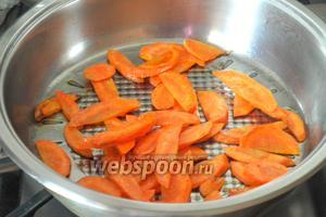 Морковь обжарить в течение 5 минут в 1 столовой ложке масла.