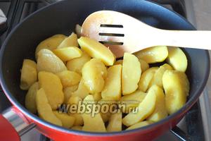 Разогреть в другой сковороде 3 ст. л. масла и немного обжарить картофель.