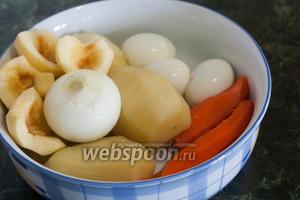 Очистим картофель, морковь, яйца, яблоко и репчатый лук.