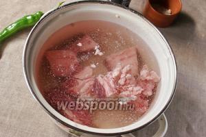 Варим бульон. Нарезаем куски говядины так, чтобы их было удобно варить. Доводим воду до кипения, и сливаем её сразу. Промываем мясо. 
