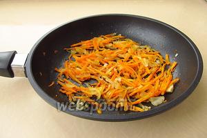 Морковь и лук выложить на сковороду с разогретым растительным маслом и потушить под крышкой до мягкости.