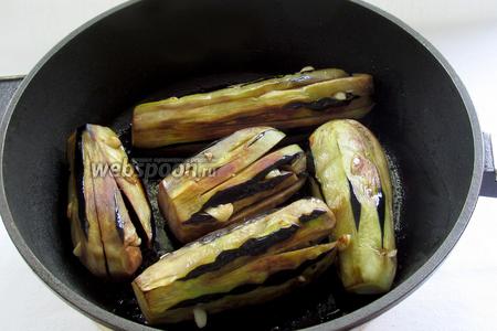 Обжарить баклажаны со всех сторон в 2-3 ложках растительного масла. Крышку можно закрыть.