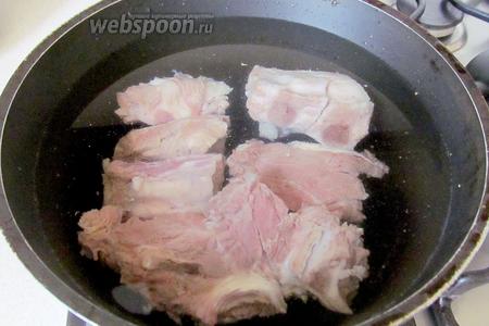 Мясо промыть, залить холодной водой и поставить варить. После закипания снять пену.
