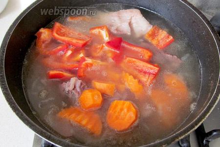 Через 1,5-2 часа добавить морковь и перец. Довести до кипения и посолить.