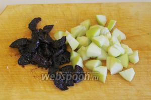 Нарезать промытый чернослив и очищенное от сердцевины яблоко.