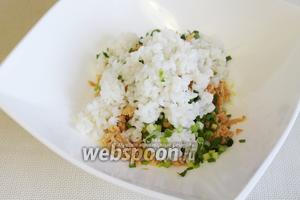 К салату добавить охлаждённый рис.