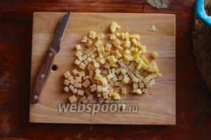 Порежьте сыр или корки сыра (разумеется корки должны быть без воска) на маленькие кубики.