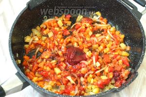 Добавить в сковороду томатную пасту, перец, сахар и соль. Снова перемешать овощи и обжаривать вместе 3-4 минуты. Снять с огня.