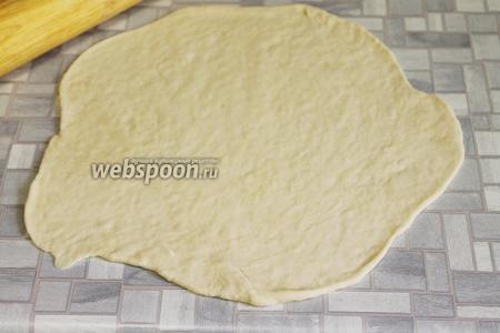 Раскатать тесто в тонкие лепёшки — до 0,3-0,5 см.