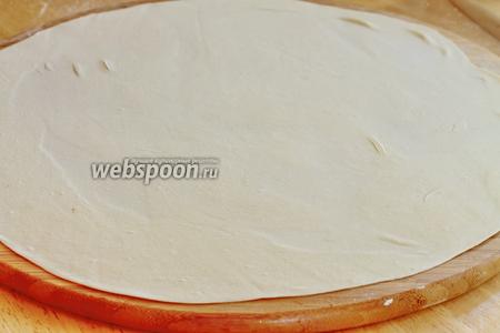 Раскатать тесто в тонкий круглый пласт.