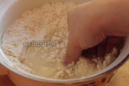 В муку положить соль и, вливая воду, замесить крутое тесто.