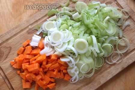  Нарежьте кубиками морковь и сельдерей, лук порей нарежьте кольцами (белую и светло-зелёную часть), порубите чеснок.