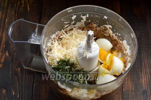 В чашу кухонного комбайна к шпротной массе добавить укроп, вареные яйца, сыр, майонез.