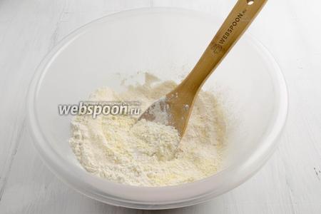 Приготовить тесто. Муку пшеничную и кукурузную просеять. Добавить сахар и соль. Перемешать.