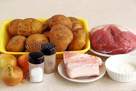 Для приготовления цепелинай нужно взять картофель, мякоть свинины, свиное сало, репчатый лук, сметану, чёрный молотый перец и соль.