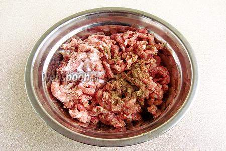 Мясо, сало и лук пропустить через мелкую решётку мясорубки, посыпать фарш солью и перцем.