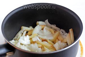 Затем добавить нарезаный лук и жарить до готовности картофеля. Посолить по вкусу.