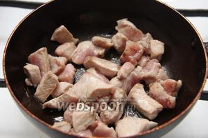 Обжарить мясо на небольшом количестве подсолнечного масла (15 мл).