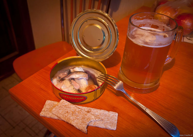 Простая домашняя сервировка под консервированный сюрстрёмминг (с пивом и хрустящими хлебцами)