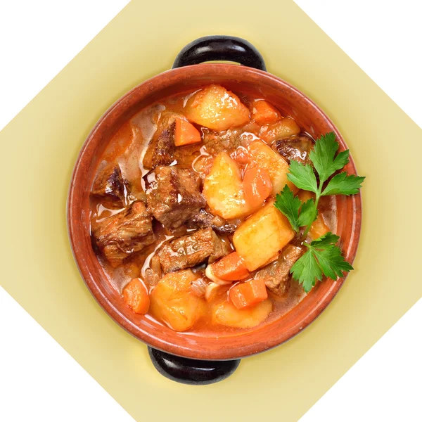 Блюдо из мяса суп с картофелем в керамический горшок. я — стоковое фото