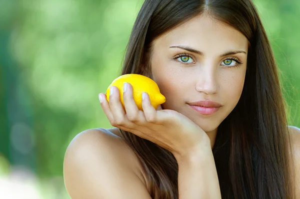 Молодая женщина с лимонно-желтая — стоковое фото