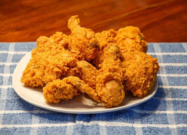 Свежий жареный цыпленок на голубой плед Placemat — стоковое фото