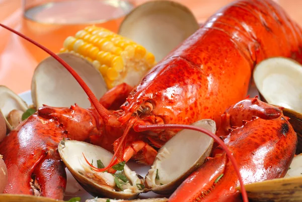 Вареного рака ужин с моллюсками и кукурузы — стоковое фото