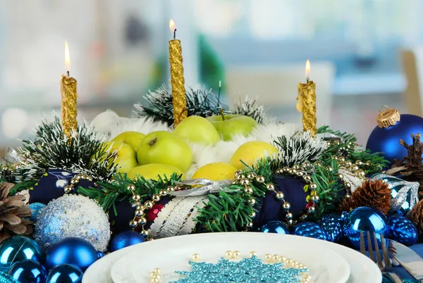 Обслуживающих Рождественский стол в синие тона на фоне номер — стоковое фото
